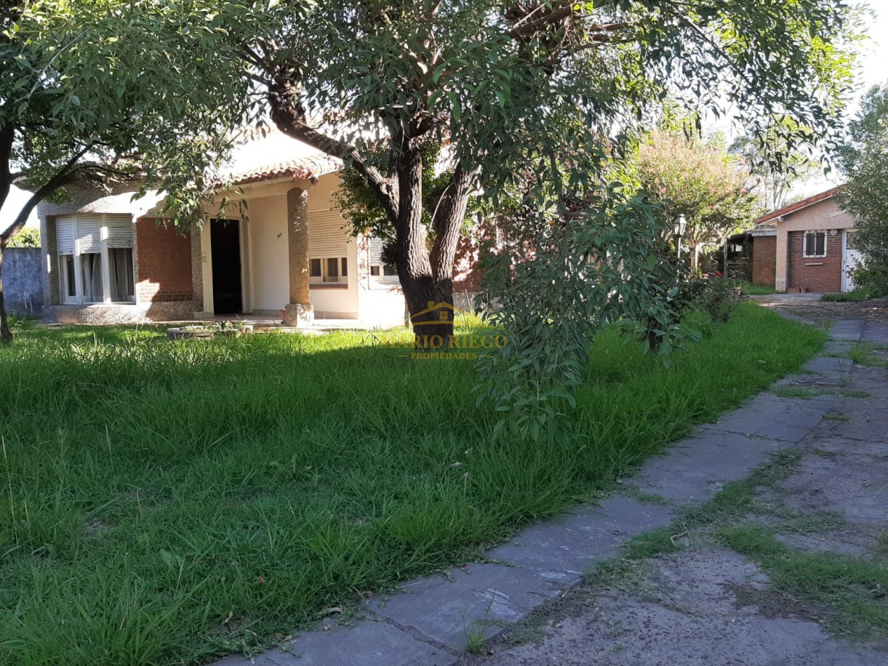 CASA CON DEPARTAMENTO EN EXCELENTE UBICACION (Centrica), sobre 2 terrenos